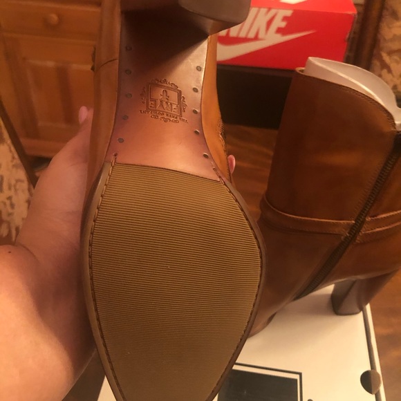 New with tags Camel Frye Boots - Picture 4 of 4
